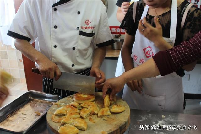 陜西名早餐香酥牛肉餅十里外都能聞到香味兒，用的都是好材料！