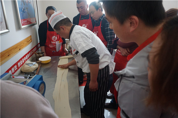 每年到六七月份真奇怪，潼關肉夾饃餅子為什么發硬不鼓不酥脆？