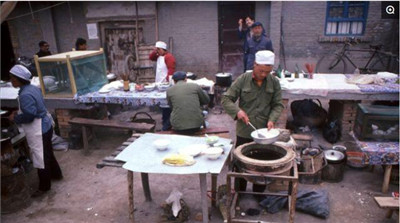 過去做肉夾饃打餅的師傅為什么總敲案板？