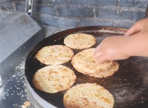 陜西傳統小吃“炕炕饃”，撒滿芝麻酥到掉渣!